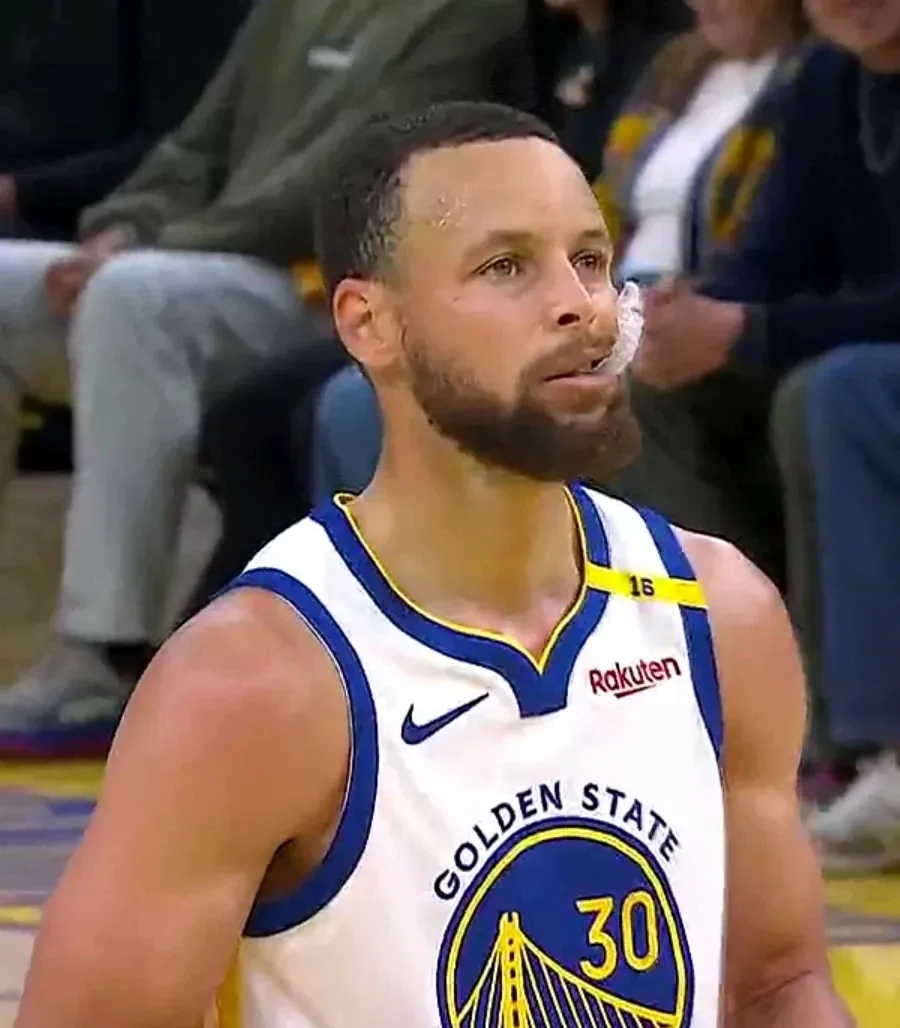 库里回归赛场，回归赛场首场状态亮眼，篮网观众沸腾！的简单介绍